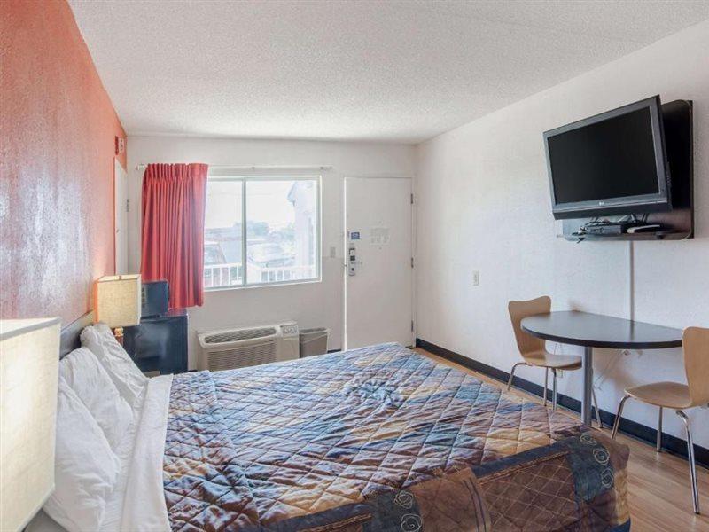 Rodeway Inn Brooklawn エクステリア 写真