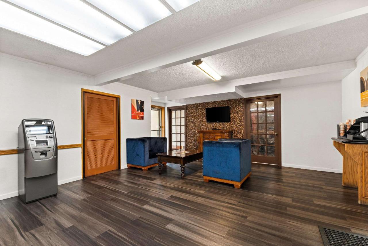 Rodeway Inn Brooklawn エクステリア 写真