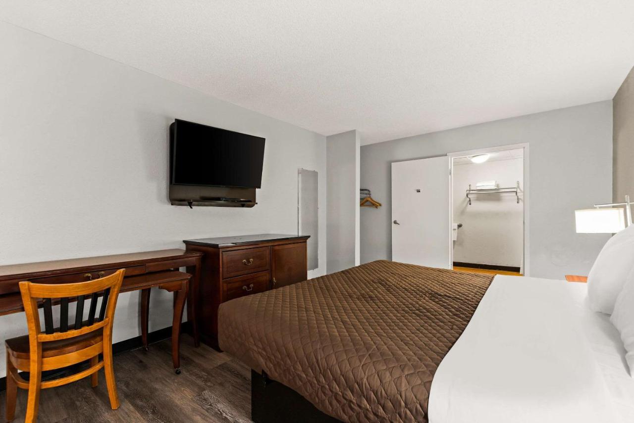 Rodeway Inn Brooklawn エクステリア 写真
