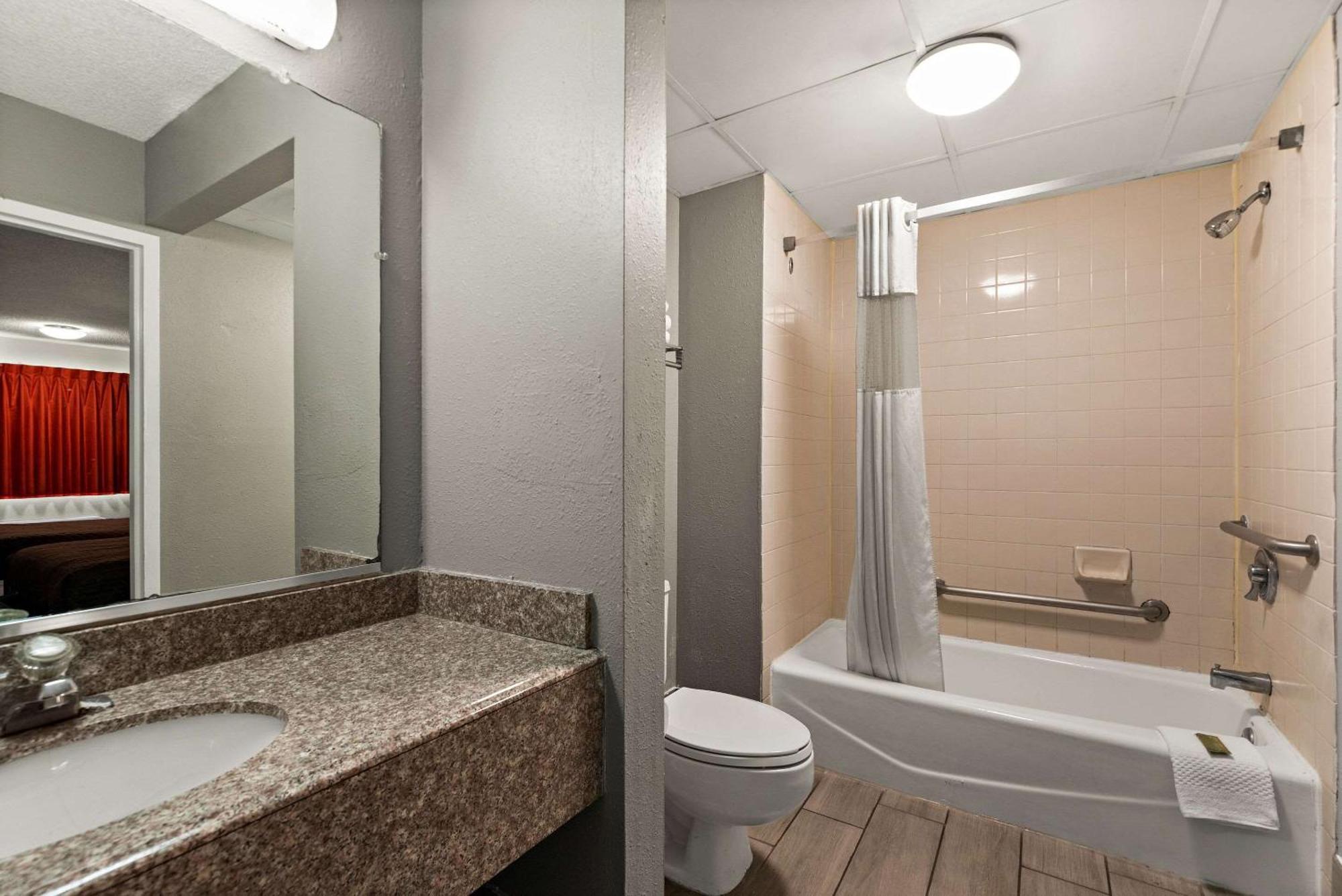 Rodeway Inn Brooklawn エクステリア 写真