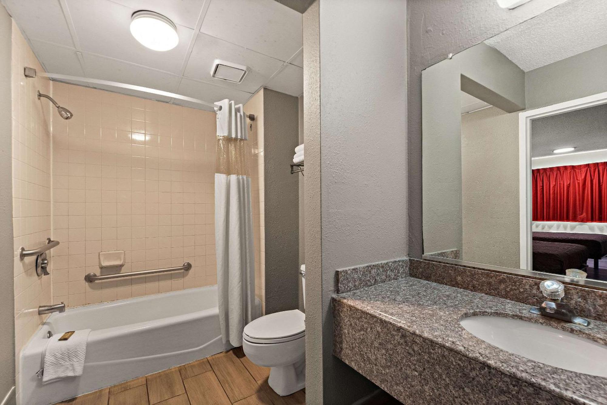 Rodeway Inn Brooklawn エクステリア 写真