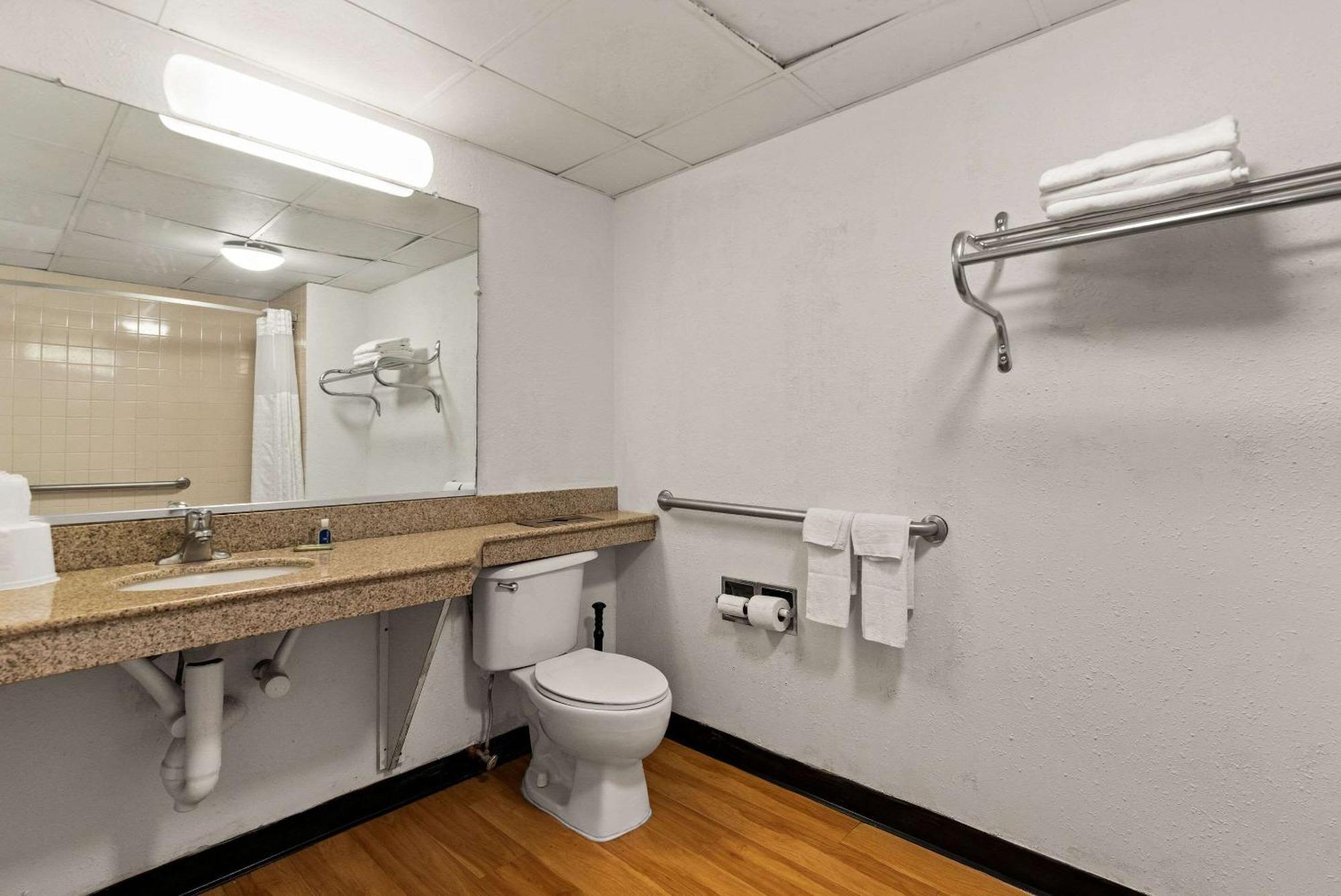 Rodeway Inn Brooklawn エクステリア 写真