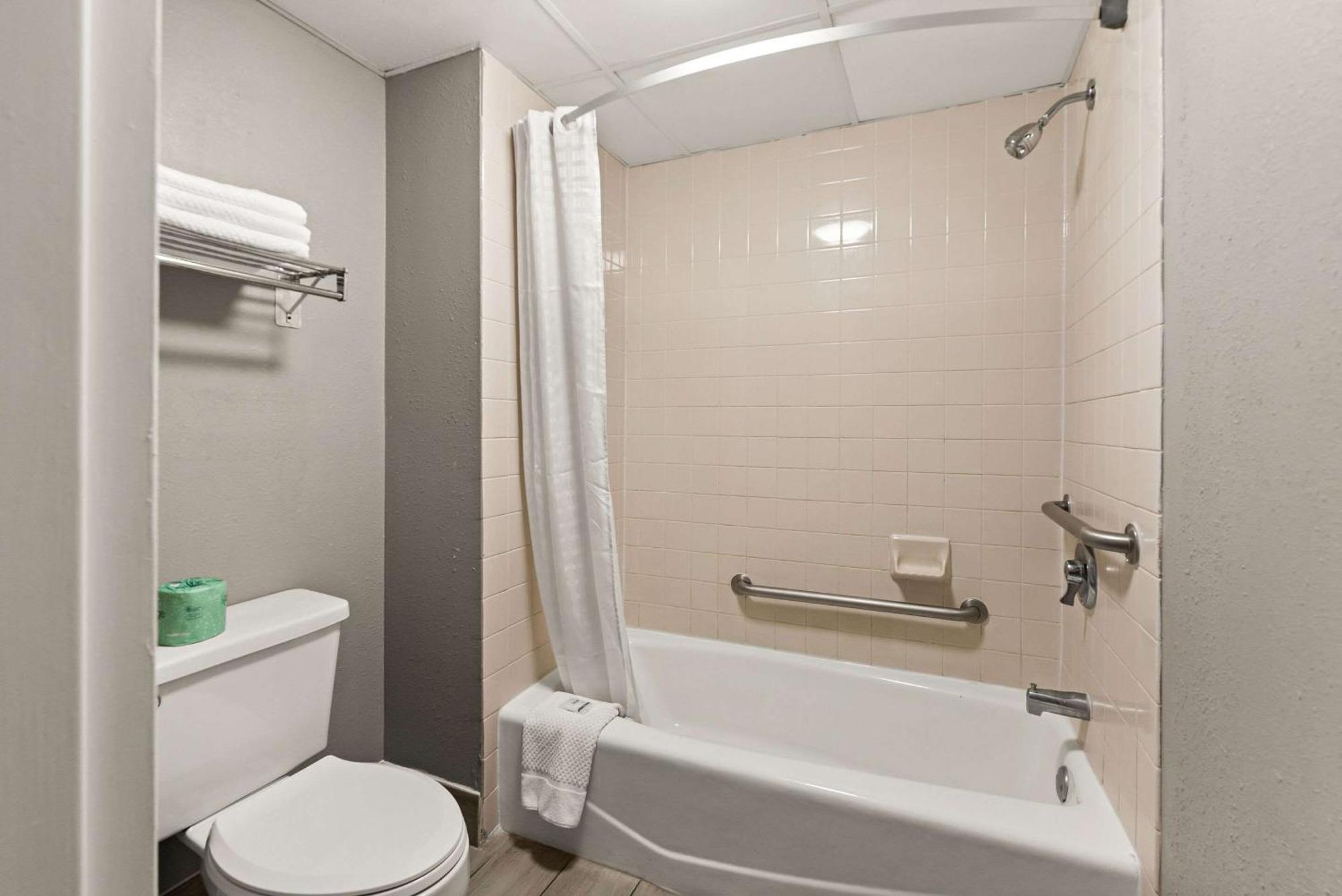 Rodeway Inn Brooklawn エクステリア 写真