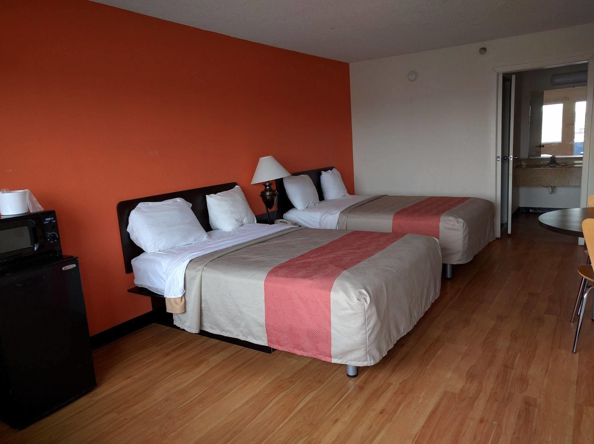 Rodeway Inn Brooklawn エクステリア 写真