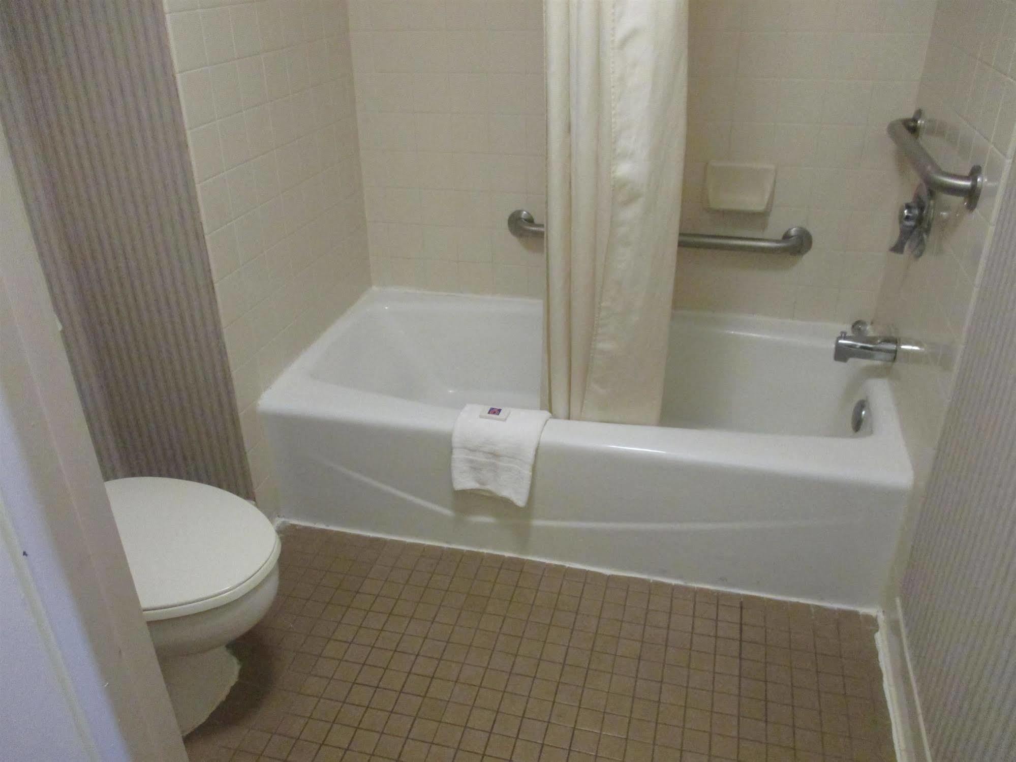 Rodeway Inn Brooklawn エクステリア 写真